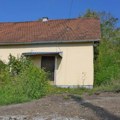 Hoće da proda očevu kuću: Srpska pevačica se oglasila sa egzotične destinacije, a evo zbog čega više ne ide u svoje selo (foto)…