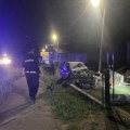 Teška nesreća kod Kragujevca: Auto sleteo s puta i završio u dvorištu porodične kuće