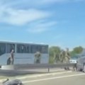 (Video) Auto se u punoj brzini zakucao u bankinu: Delovi vozila rasuti po auto-putu kod Lapova, vojnici prvi pritekli u pomoć