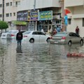 (Video) Biblijski potop u Dubaiju Ovo nije viđeno 76 godina! Ulice pod vodom, saobraćaj paralizovan, ljudima stigao hitan apel…