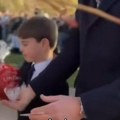 Urnebesan video princa Luija koji otima poklon iz očevih ruku preplavio internet: Hit snimak sve nasmejao do suza