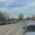 Veliki broj parkiranih automobila putu Kragujevac Topola, između Desimirovac i Cerovca