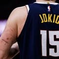 Jeziv prizor - Jokić završio krvav! Grebu ga, štipaju, udaraju - ali i dalje mu ništa ne mogu: Pogledajte kako mu rame…