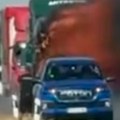 Strašna scena kod Žablja: Kamion se zapalio, usledila eksplozija, vatra kulja na sve strane