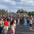 Studenti u blokadi i aktivisti SNS-a u Kragujevcu osmi dan dežuraju pored svojih transparenata