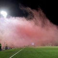 Neobične scene u Pančevu: Maskirani protrčavali tribinom dok je teren bio pod dimom! (video)