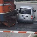 Drama na pružnom prelazu u Prijedoru: zaglavila se na šinama, voz udario auto (video)