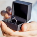 (FOTO) Policajac iz Foče zaprosio koleginicu, pažnju izazvao verenički prsten