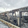 Jeziv prizor na Brankovom mostu! Autobus u potpunosti nestao u vatrenoj stihiji Ostala samo olupina, policija obavlja uviđaj…