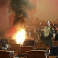Haos u albanskom parlamentu: Opozicija zapalila dimne bombe, umešalo se i obezbeđenje: Sednica završena pet minuta nakon…