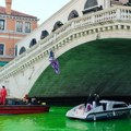 Venecija i dalje na meti ekoloških aktivista: Obojili Veliki kanal u fluorescentno zelenu boju