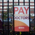 Stariji lekari u Engleskoj postigli dogovor s vladom kojim se okončava jednogodišnji spor