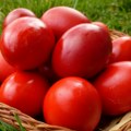 Farbanje jaja: Kako da dobijete crvenu, bez korišćenja veštačkih boja