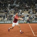 Novak Đoković preživeo bol, vlažnu šljaku i Serundola, za novo četvrtfinale Rolan Garosa