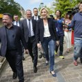 Prve procene izbora u Francuskoj: Najviše glasova za Nacionalno okupljanje, Makronova partija na trećem mestu
