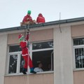 Tradicija: Deda Mraz podelio paketiće deci koja se nalaze na bolničkom lečenju u Valjevu