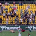Nezapamćena scena na fudbalskoj utakmici! Gomila kofera sa tribina ubačena na teren, navijači poslali jasnu poruku jednom…