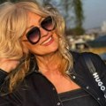 Udovica Marinka Rokvića puca od samopouzdanja u 7. deceniji! U uskim farmerkama i topu mami uzdahe