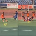 Težak skandal na utakmici! Fudbaleri fizički nasrnuli na saigrača nakon promašenog praznog gola u poslednjem minutu