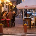 Pijan razvalio vrata tuđeg stana i legao na kauč! Šokirani vlasnici odmah pozvali policiju: Kad im je objasnio šta se desilo…