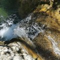 Stiglo hitno upozorenje: "Ne kupajte se!" Misteriozna supstanca obojila vodu potoka, a on se uliva u more kod popularne plaže…