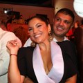 Nadica Ademov sa suprugom milionerom na proslavi 30. rođendana Blica. Prvi put u javnosti nakon tajnog venčanja skockani od…