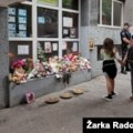 Građani odaju poštu žrtvama u beogradskoj školi 'Vladislav Ribnikar'