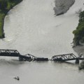 Teretni voz srušio most preko reke Jelouston u Montani - iz cisterni u vodu iscurele opasne materije