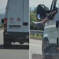 "Njemu je noga izbačena kroz prozor vozila": Beli kombi, čačanske tablice i prizor koji ledi krv u žilama (video)