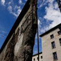 Dok SAD gradi novi zid, meksikanci iskoristili stari: Ostaci Berlinskog zida osvanuli na granici