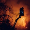 Gori kuća kod Varvarina: Vatrogasci se bore sa vatrenom stihijom