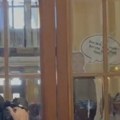 Performans SSP u Skupštini: Pokušali da unesu lutku sa likom Dragana Đilasa (VIDEO)