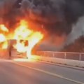 Autobus izgoreo na Brankovom mostu, saobraćaj u smeru ka Novom Beogradu bio privremeno zatvoren (VIDEO)