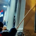 Đilasovci lome stakla i kamere Na skupštini Nemile scene u centru Beograda (foto/video)