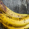 Nikako ih ne stavljajte u frižider Evo šta treba da uradite sa bananama da bi bile sveže danima (video)