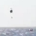 Snimak spasavanja posade posle raketnog napada Huta: Helikopter ih izvlači iz uzburkanog mora (video)