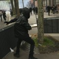 Haos na ulicama Pariza Demonstranti razbijaju izloge, policija upotrebila palice (foto/video)