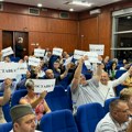 GG “Za Leskovac zajedno” traži ostavku gradonačelnika, glasanje sa natpisima “Ostavka”