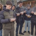 Nismo „sendvičari”, mi smo „pasuljari”: Kragujevčani podržali studente pasuljem u Velikom parku