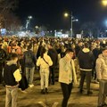 Protest u Novom Sadu: Studenti pružaju podršku roditeljima i zaposlenima u OŠ "Jovan Popović" (FOTO/VIDEO)