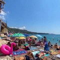 Drama u Sutomoru: Muškarac izvučen iz mora, ali zbog nepristupačnosti terena Hitna pomoć nije mogla doći do njega