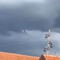 Haos kod Aleksinca: Nevreme oborilo banderu, prodavnica se od bujice branila džakovima (Foto)