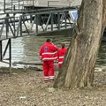 Prve fotografije sa mesta pronalaska tela u Dunavu: Policija muškarca izvlačila kukama, identitet nije poznat