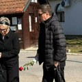 Keba i njegova žena nemi od bola: Pevač sav u crnom prišao grobu Saše Popovića na godišnjici njegove smrti