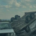 Udes na auto-putu, automobil se prevrnuo na krov (video)