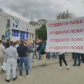 Poznato koliko je nalepnica "Studenti pobeđuju" juče podeljeno građanima širom Srbije