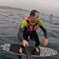 "Nemoj da padneš!": Scena kao iz horor filma - ajkula jurila surfera, spasio se na najneverovatniji način (video)