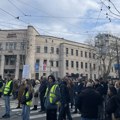Kod Pravnog fakulteta blokiran saobraćaj, studenti, zborovi, štandovi, a policija kod Skupštine
