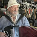 Zaboravljen zanat donosi ozbiljan novac: Deda Mijo (93) iz Čačka ima "zlatne ruke", a jedna njegova popravka košta na stotine…