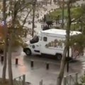 Ima mrtvih na ulicama Pariza: Napadač iz automobila pucao na ljude iz automatske puške (video)